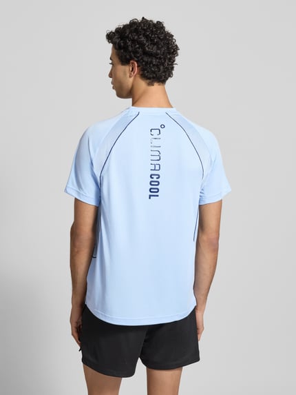 Männermodel trägt T-Shirt mit Label-Print von adidas Training in Hellblau, Regular Fit, Rundhalsausschnitt, Rückansicht, Rückenlänge 74 cm.