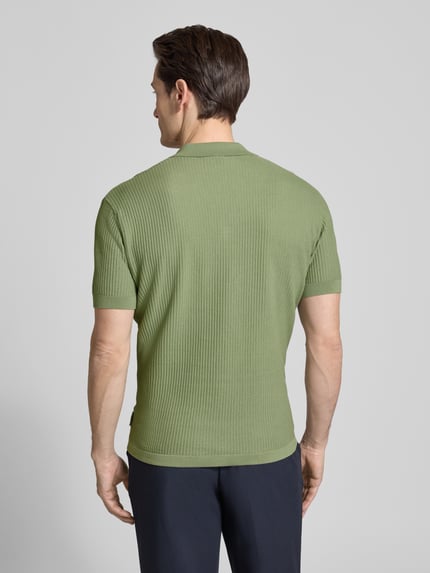 Męski model nosi Regular Fit Poloshirt mit Reverskragen und V-Ausschnitt von Armani Exchange z bawełny, kolor zielony, długość tyłu w rozmiarze M: 66 cm, Ganzkörperansicht Rückansicht.