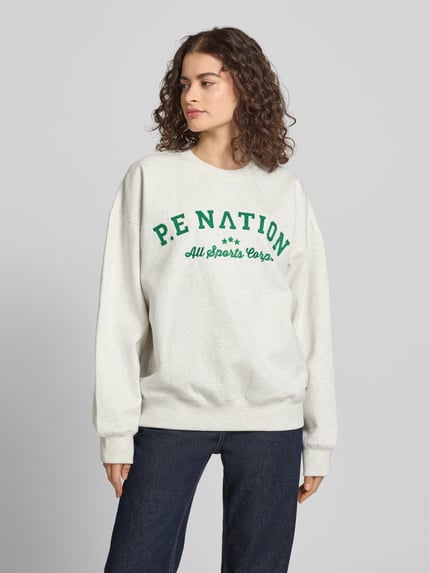 Vrouwenmodel draagt Sweatshirt mit Label-Stitching und Rundhalsausschnitt van P.E Nation, katoenmix, relaxed fit, geribbelde ronde hals, label-stitching, verlaagde schouders, geribbelde boorden, voorkant volledig zichtbaar, halftotaal.
