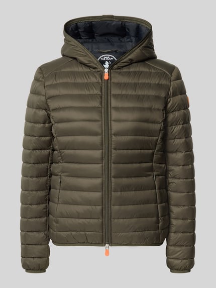 Productfoto, olijfgroen gewatteerd jack met horizontale stiksels, capuchon, Model 'DAISY' van Save The Duck, slim fit, tweewegritssluiting, ritszakken, ruglengte maat S 57 cm, schouderbreedte 44 cm, borstwijdte 48 cm, mouwlengte 60 cm
