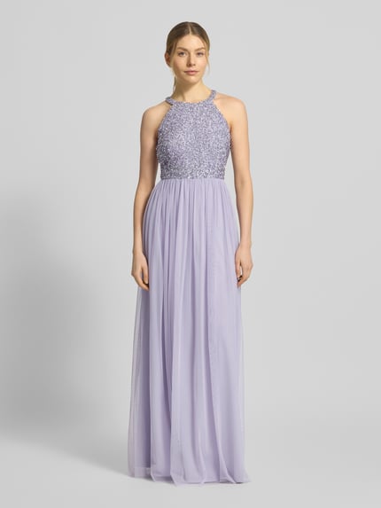 Vrouwenmodel draagt 'Abendkleid mit Strasssteinbesatz und Rundhalsausschnitt' van Jake*s Cocktail in lila chiffon, a-lijn maxijurk met ronde hals, strassdetails en achter cut-out; fijne textuur, lengte 135 cm, borstbreedte 39 cm; volledige lichaamsvooraanzicht