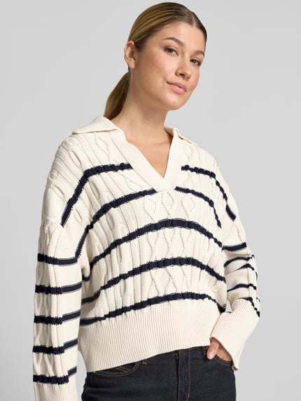 Kobieta nosi sweter Relaxed Fit Pullover aus Baumwoll-Mix model 'C_Farboria' od BOSS Orange w paski, kremowy z granatowym, widok na górną część ciała z przodu.