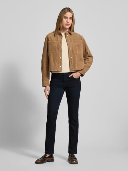 Frauenmodel trägt Bootcut Jeans mit Kontrastnähten Modell 'CICI' von Angels aus Baumwoll-Elasthan-Mix, dunkelblau, 5-Pocket-Design, Knopf- und Reißverschluss, Ganzkörperansicht von vorne.