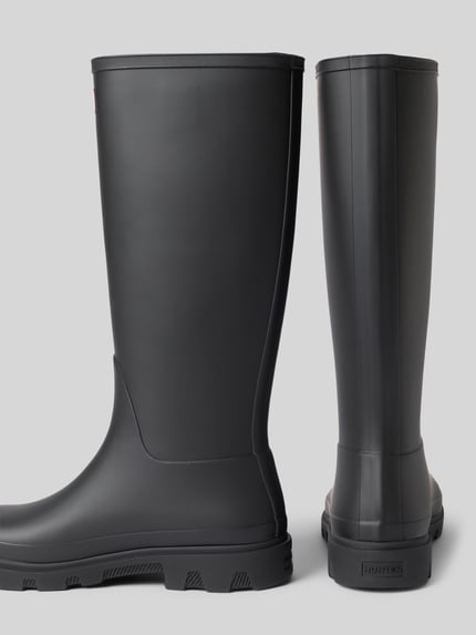 Produktfoto, Stiefel mit Logo-Detail von Hunter, czarny kolor, zaokrąglony krój, gładka faktura, profilowana podeszwa, detal z logo, wysokość obcasa 3 cm, wysokość cholewki 37 cm, szerokość w rozmiarze 40: 16 cm