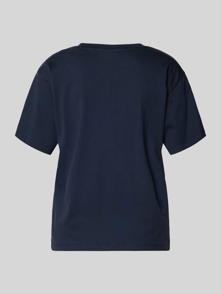 Frauenmodel trägt Regular Fit T-Shirt mit Motiv-Print von Jake*s Casual, dunkelblau, reine Baumwolle, Rundhalsausschnitt, Ganzkörperansicht Rückansicht.