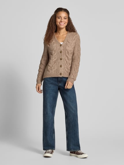 Frauenmodel trägt Cardigan mit Zopfmuster-Strickoptik von PIECES in melange Strickoptik, Regular Fit, V-Ausschnitt, Ganzkörperansicht von vorne.