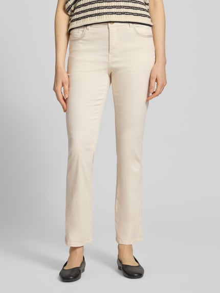 Kobiece model prezentuje Flared Fit Jeans mit Lyocell-Anteil Modell 'Ashley' od MOS MOSH, mieszanka bawełny i lyocellu, kolor jasny beż, szerokość w rozmiarze 27: 39 cm, długość wewnętrzna nogawki w rozmiarze 27: 72 cm, zapięcie na guzik i zamek błyskawiczny, pełny widok z przodu.