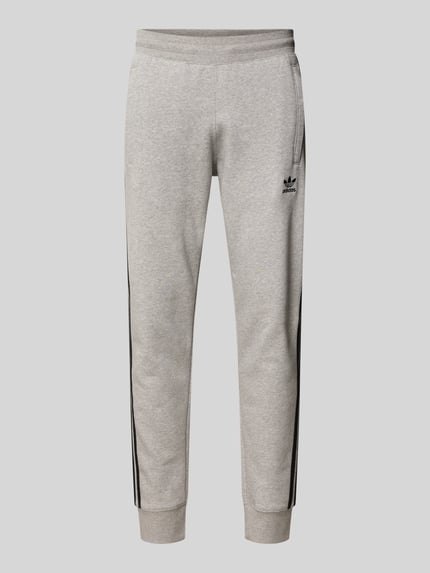 Produktfoto, Sweatpants mit elastischem Bund von adidas Originals im Baumwoll-Mix, lockerem Schnitt, Label-Stitching und Eingrifftaschen, hellgrau mit schwarzen Details