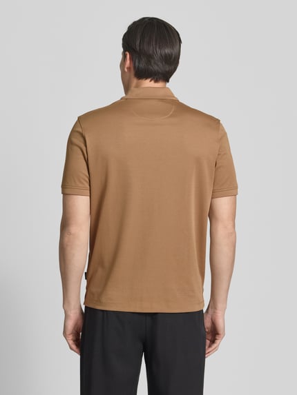 Männermodel trägt Regular Fit poloshirt mit borstzak en labelstitching van bugatti in bruin, ruglengte maat M 70 cm, ganzkörperansicht rückansicht