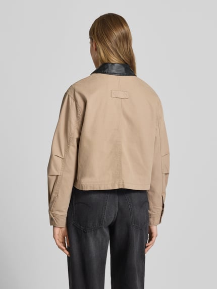 Frauenmodel trägt Jacke mit Brusttasche Modell 'SCOTTY' von Noisy May aus Reine Baumwolle im Relaxed-Fit, Rückenlänge 51 cm, Ganzkörperansicht Rückansicht.