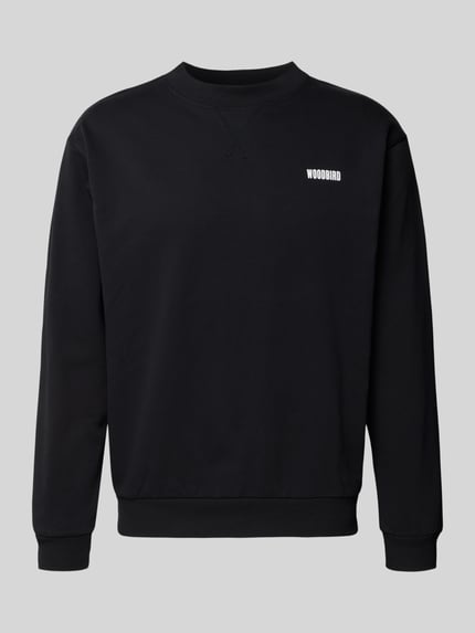 Produktfoto, schwarzes Sweatshirt mit weißem Label-Print, Rundhalsausschnitt, gerippte Abschlüsse, Bio-Baumwolle, Modell 'Cane' von WOODBIRD, Regular Fit