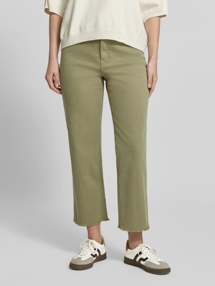 Kobiece model prezentuje Straight Fit Jeans aus Baumwoll-Mix Modell 'KAROLIN' od s.Oliver RED LABEL, jednokolorowy zielony denim, 5 kieszeni, frędzle, mieszanka bawełny, widok z przodu, zdjęcie całej sylwetki.