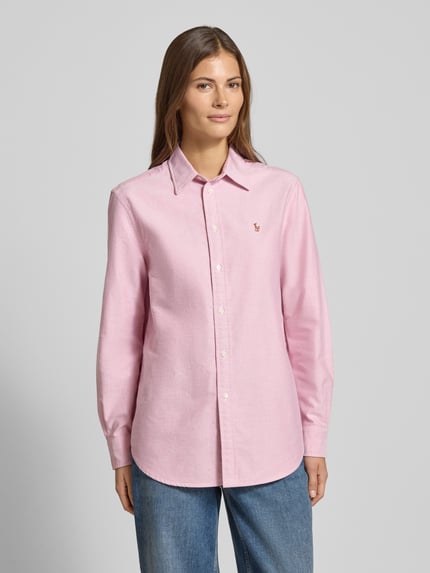 Frauenmodel trägt Bluzka koszulowa mit listwa guzikowa von Polo Ralph Lauren, bawełna, luźny krój, kołnierzyk koszulowy, wyhaftowane logo, długość tyłu 72 cm, długość rękawów 60 cm, Ganzkörperansicht von vorne.