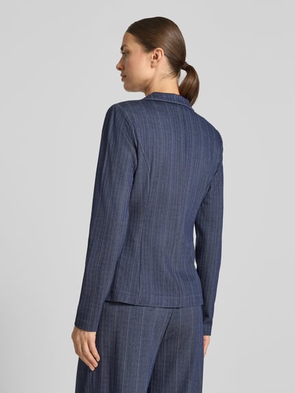 Frauenmodel trägt Blazer aus Viskose-Mix mit Reverskragen Modell 'KATE' von ICHI in Dunkelblau mit feinen Streifen, Ganzkörperansicht Rückansicht. Taillierter Schnitt, leichter Stretch-Anteil, Knopfverschluss und angedeutete Leistentaschen erkennbar. Rückenlänge 59 cm, Ärmellänge 48 cm, Brustweite 41 cm.