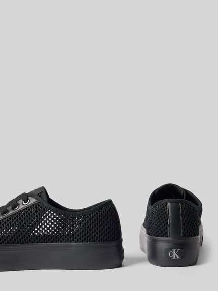 Produktfoto, Low Top Sneaker mit Plateau-Sohle van CK Calvin Klein in effen kleuren met ronde punt van de schoen, plateauzool, labelpatch, vetersluiting en mesh-look, materiaalverwerking mesh