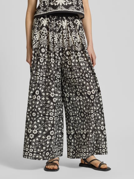 Frauenmodel trägt Regular Fit Hosenrock aus reiner Baumwolle Modell 'PALANCA' von Weekend Max Mara, Allover-Muster, High Waist, Nahaufnahme Unterkörper.