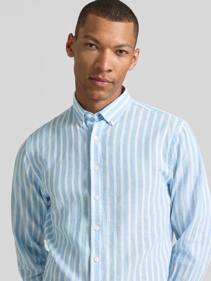 Männermodel trägt Relaxed Fit Freizeithemd mit Button-Down-Kragen von Lindbergh, mix van linnen en katoen, knoopsluiting, sportmanchet, lichtblauw met crèmekleurige strepen, ruglengte 64 cm, schouderbreedte 41 cm, mouwlengte 64 cm, Nahaufnahme Oberkörper.