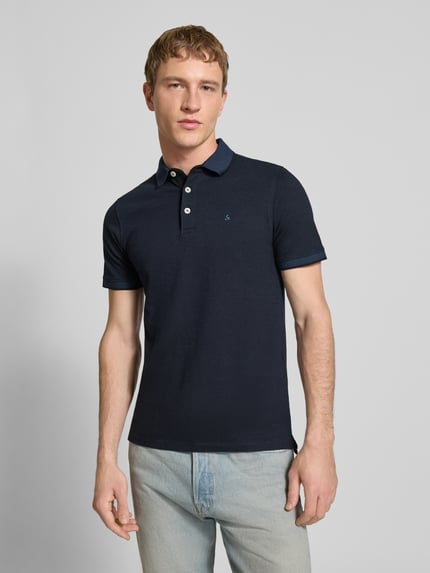 Mannelijk model draagt Slim Fit Poloshirt met viscose-aandeel Model 'Paulos' van JACK & JONES, katoenmix, donkerblauw, effen, logostitching, polokraag, korte mouw, ruglengte maat M 72 cm, vooraanzicht bovenlichaam