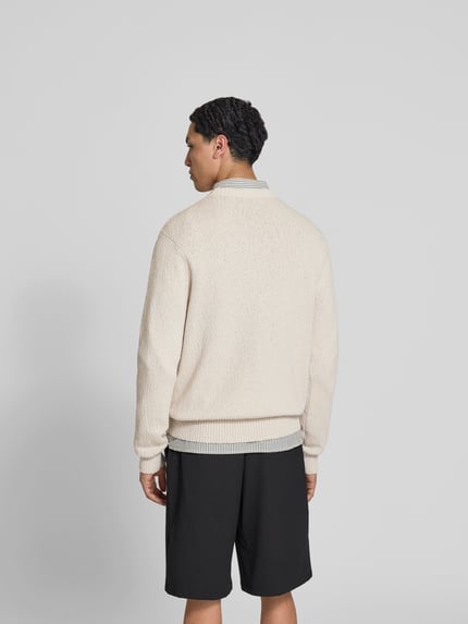 Mężczyznamodel nosi Pullover in Strick-Optik od ANNARR, bawełna, krój relaxed fit, okrągły dekolt, elastyczne ściągacze, długość tyłu w rozmiarze M: 72 cm, widok całej sylwetki z tyłu.