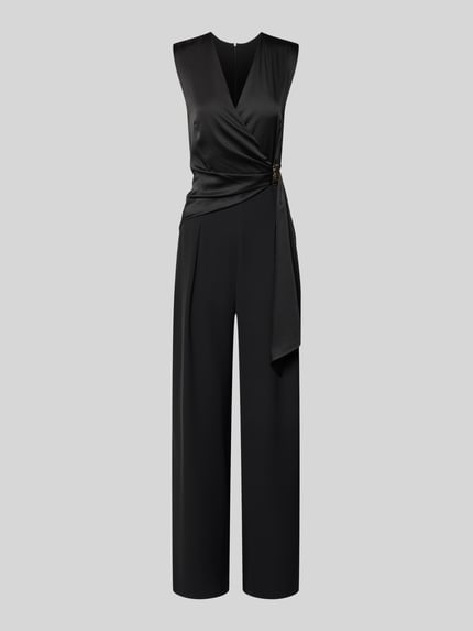 Produktfoto, Regular Fit Jumpsuit mit Zierbesatz von Rinascimento, czarny, gładka satyna, krój regular fit, dekolt V, bez rękawów, taliowany, imitacja zakładek, fałdy, długość całkowita 148 cm w rozmiarze S, długość pleców 151 cm w rozmiarze S, szerokość w rozmiarze S 44 cm, długość nogawki wewnętrznej 82 cm