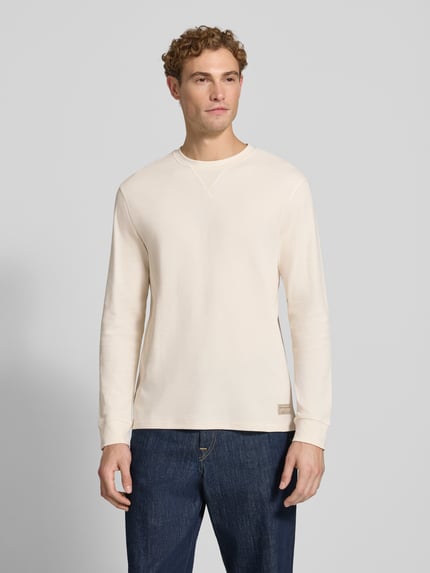 Männermodel trägt Regular Fit Sweatshirt aus reiner bawełna von Scotch & Soda, fakturowany wzór, okrągły dekolt, naszywka z logo, Długość tyłu w rozmiarze M: 70 cm, Ganzkörperansicht von vorne