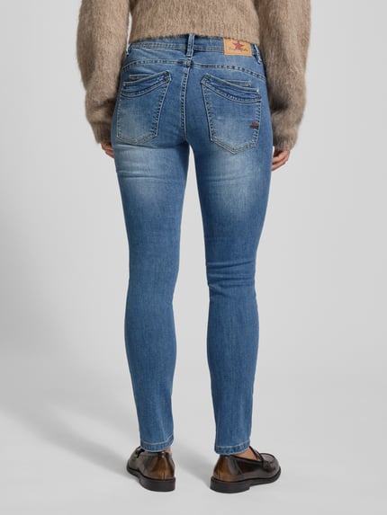 Vrouwenmodel draagt Straight Fit Jeans met knoopsluiting model 'Malibu' van Buena Vista, 5-pocket design, katoenmix, achteraanzicht.