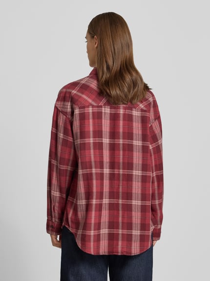 Frauenmodel trägt Oversized Fit Hemdbluse aus reiner Baumwolle mit Brusttasche von REVIEW in Rot mit Karomuster, Rückenansicht, Ganzkörperansicht Rückansicht.