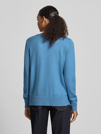 Frauenmodel trägt Regular Fit Sweatshirt aus Viskose-Anteil von Christian Berg Woman in Blau mit gerippten Abschlüssen, Rückenansicht, Ganzkörperansicht Rückansicht. Rückenlänge 63 cm, Ärmellänge 48 cm, V-Ausschnitt, Viskose-Mix.