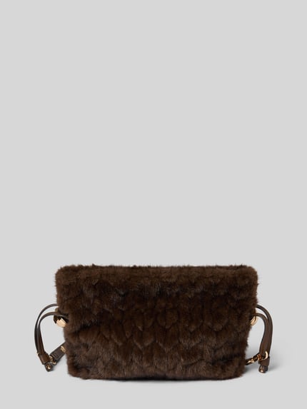 Produktfoto, Crossbody Bag aus Kunstfell von Liu Jo White in donkerbruin, rechthoekige vorm, zachte textuur, logodetail, Afneembare schouderband, Hoofdvak met magneetsluiting, Breedte 32 cm, Lengte 20 cm, Diepte 10 cm, schouderbandlengte 145 cm