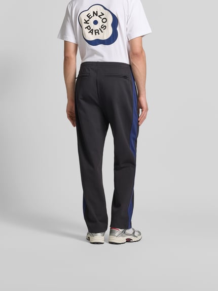 Männermodel trägt Sweatpants mit Logo-Stitching van Kenzo uit puur katoen, straight fit, elastische band, siernaden, binnenbeenlengte maat M: 43 cm, bandwijdte maat M: 79 cm, heren sweatpants, Ganzkörperansicht Rückansicht.
