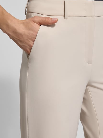 Frauenmodel trägt Stoffhose mit Gesäßtaschen Modell 'AMELIE' von Cambio, Material-Mix, gerade Schnittform, Detailaufnahme Hüfte.