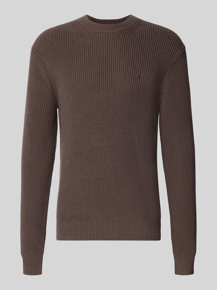 Produktfoto, brauner Slim Fit Pullover aus reiner Baumwolle in Strick-Optik von Replay mit Rundhalsausschnitt und Logo-Stitching.
