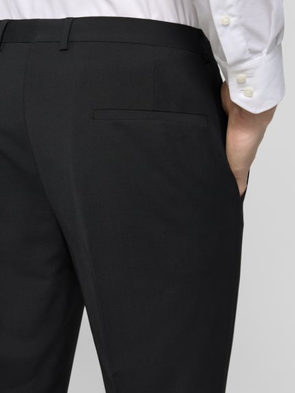 Männermodel trägt Super Slim Fit Anzug aus Woll-Mix Modell 'ARTI/HESTEN' von HUGO, Optik: Unifarben, Detailaufnahme Rückansicht.