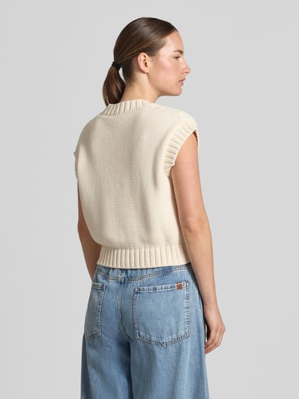 Frauenmodel trägt Regular Fit Pullunder aus Baumwoll-Mix Modell 'PASCIA' von Max Mara, cremefarben mit Grobstrickstruktur, Damen Pullover von Weekend Max Mara, Ganzkörperansicht Rückansicht.