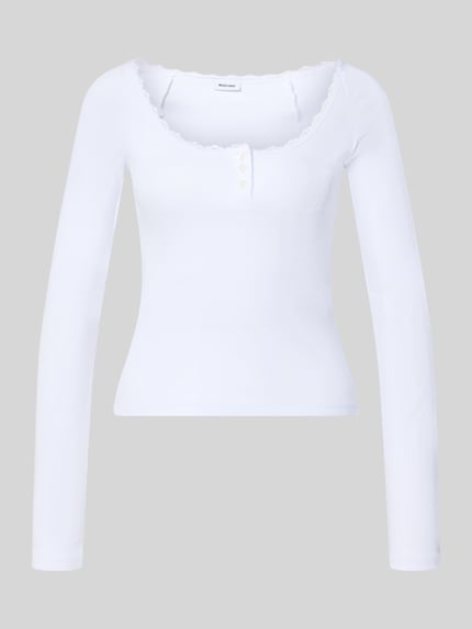 Produktfoto, weißes Longsleeve in Ripp-Optik mit Spitzenbesatz und Knopfleiste, Slim Fit, Modell 'MAYA' von NOISY MAY®, Baumwoll-Elasthan-Mix.