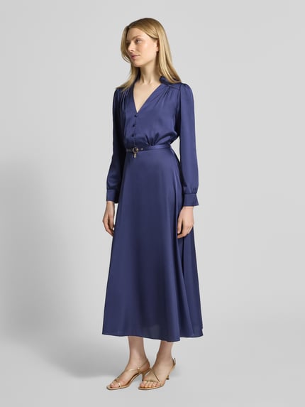Vrouwenmodel draagt Abendkleid aus Satin mit V-Ausschnitt und Gürtel van Rinascimento, donkerblauw, A-lijn, midi, satijn. Volledige lichaamsaanzicht vooraan.