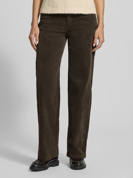 Frauenmodel trägt Straight Fit Cordhose aus Baumwoll-Mix von Buena Vista in Dunkelbraun, Cordstruktur, 5-Pocket, Nahaufnahme Oberkörper