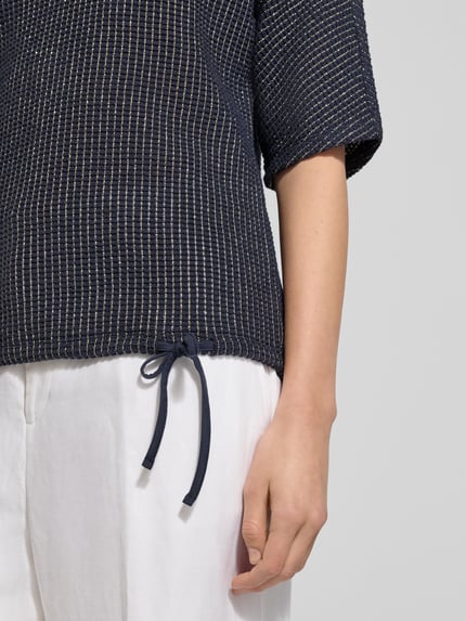 Frauenmodel trägt T-Shirt mit Strukturmuster und Tunnelzug von Betty Barclay, Baumwoll-Mix mit Stretch-Anteil, Relaxed-Fit, Nahaufnahme Oberkörper.