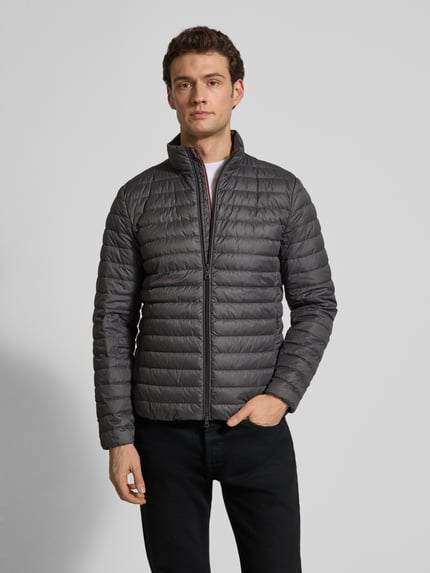 Mannelijk model draagt Steppjacke met Stehkragen und Zweiwege-Reißverschluss van Geox in regular fit, donkergrijs, vooraanzicht bovenlichaam, ruglengte 64 cm, schouderbreedte 46 cm, borstwijdte 49 cm, mouwlengte 65 cm.