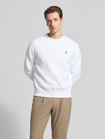 Männermodel trägt Regular Fit Sweatshirt aus Baumwoll-Mix von Polo Ralph Lauren, Optik: Unifarben, Logo-Detail, Ganzkörperansicht von vorne.