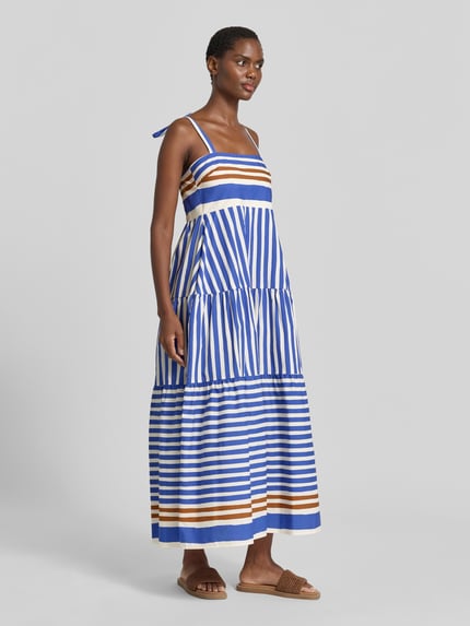 Frauenmodel trägt Midikleid im Stufen-Look von Stefanel aus Reine Baumwolle mit Karree-Ausschnitt, A-Linie, gestreiftes Muster, Ganzkörperansicht von vorne. Rückenlänge bei Größe S 113 cm, Brustweite bei Größe S 33 cm.