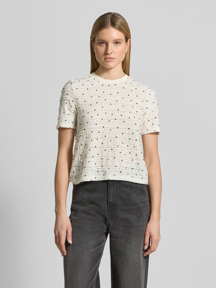 Frauenmodel trägt T-Shirt im Allover-Look mit Rundhalsausschnitt von Jake*s Casual in Creme mit Punktmuster, Material-Mix und Stretch, Regular Fit, Ganzkörperansicht von vorne.