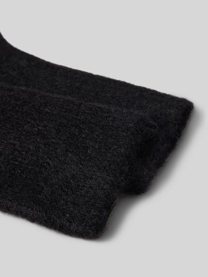 Produktfoto, schwarze Handschuhe mit Woll-Anteil von Jake*s Casual, weiche wollige Textur auf grauem Hintergrund