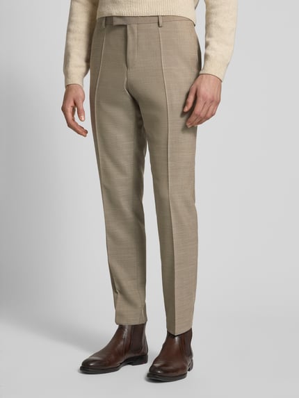 Männermodel trägt Slim Fit Anzug aus Schurwoll-Mix Modell 'H-HUGE-2Pcs-253' von BOSS, Optik: Unifarben, Detailaufnahme Hose, Nahaufnahme Unterkörper.