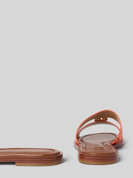 Productfoto, sandaaltjes van echt leer met labelapplicatie model 'ERIN' van MICHAEL Michael Kors, afgeronde punt, comfortmodel, maat 40 hakhoogte 1 cm, dames, bruin met oranje, glad oppervlak, context: dames sandaaltjes van leer, model 'ERIN'