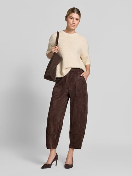 Frauenmodel trägt Loose Fit Kunstlederhose mit elastischem Bund Modell 'Tilda' von MAC, dunkelbraun, Struktur-Look, Damen Leder- / Kunstlederhose, Ganzkörperansicht von vorne.