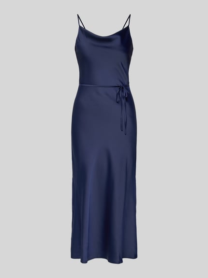 Produktfoto, Slim Fit Midikleid aus Satin Modell 'Thea' von YAS, materiał elastyczny, krój slim fit, pasek, rozciągliwy satyna, długość 124 cm, szerokość w rozmiarze 36: 46 cm