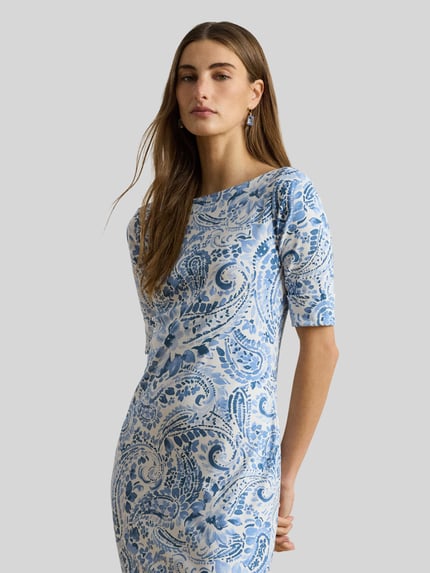 Frauenmodel trägt Midi-Freizeitkleid mit Allover-Muster von Lauren Ralph Lauren in Blau und Weiß, körpernah, U-Boot-Ausschnitt, Nahaufnahme Oberkörper.