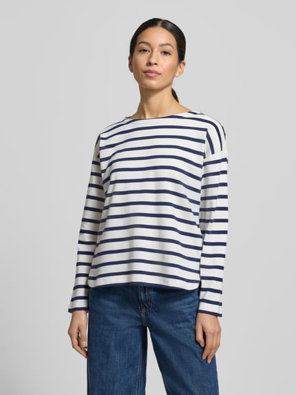 Frauenmodel trägt Longsleeve mit Rundhalsausschnitt Modell 'RAMSI' von B.Young, reine Baumwolle, weiß mit blauen Streifen, lockerer Schnitt, Ganzkörperansicht von vorne.