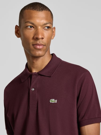 Mannelijk model draagt regular fit poloshirt uit puur katoen van Lacoste in donkerrood, structuur glad, Nahaufnahme bovenlichaam, Heren poloshirt van Lacoste